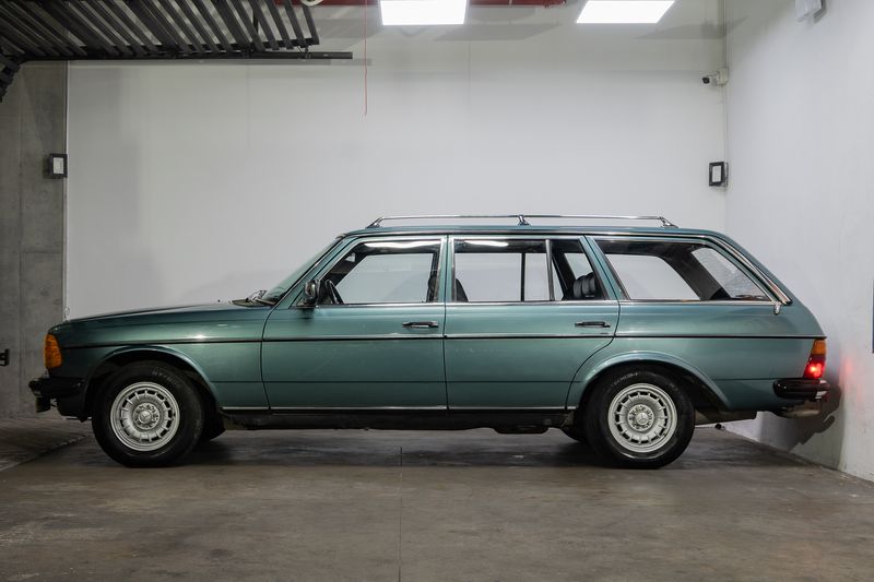 MERCEDES-BENZ 230 1983
